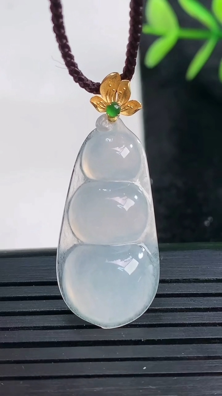 天然A货翡翠种白冰福豆吊坠尺寸28.8-14.6-5.3重量:3.23g
3月27日