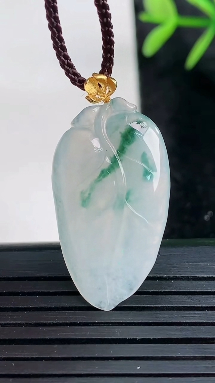 天然A货翡翠18K金飘花金枝玉叶 叶子吊坠尺寸29.5-16.5-4.5重量:3.45g
3月27日