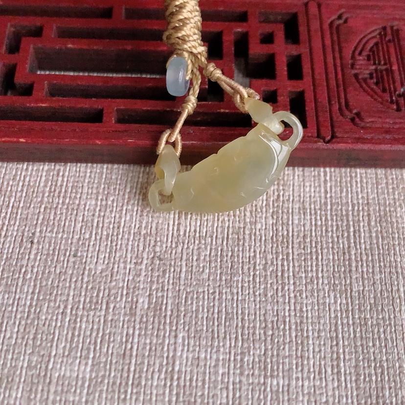 天然A货翡翠黄翡荷花和和美美吊坠 
尺寸26-10.2-5.2mm 重量3.60g 0326