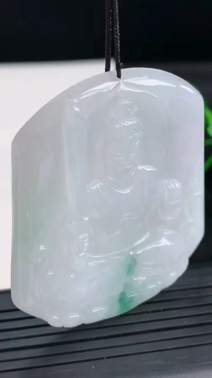 天然A货翡翠飘花不动明王吊坠尺寸54.9-46.3-5.9重量:29.07g
3月27日