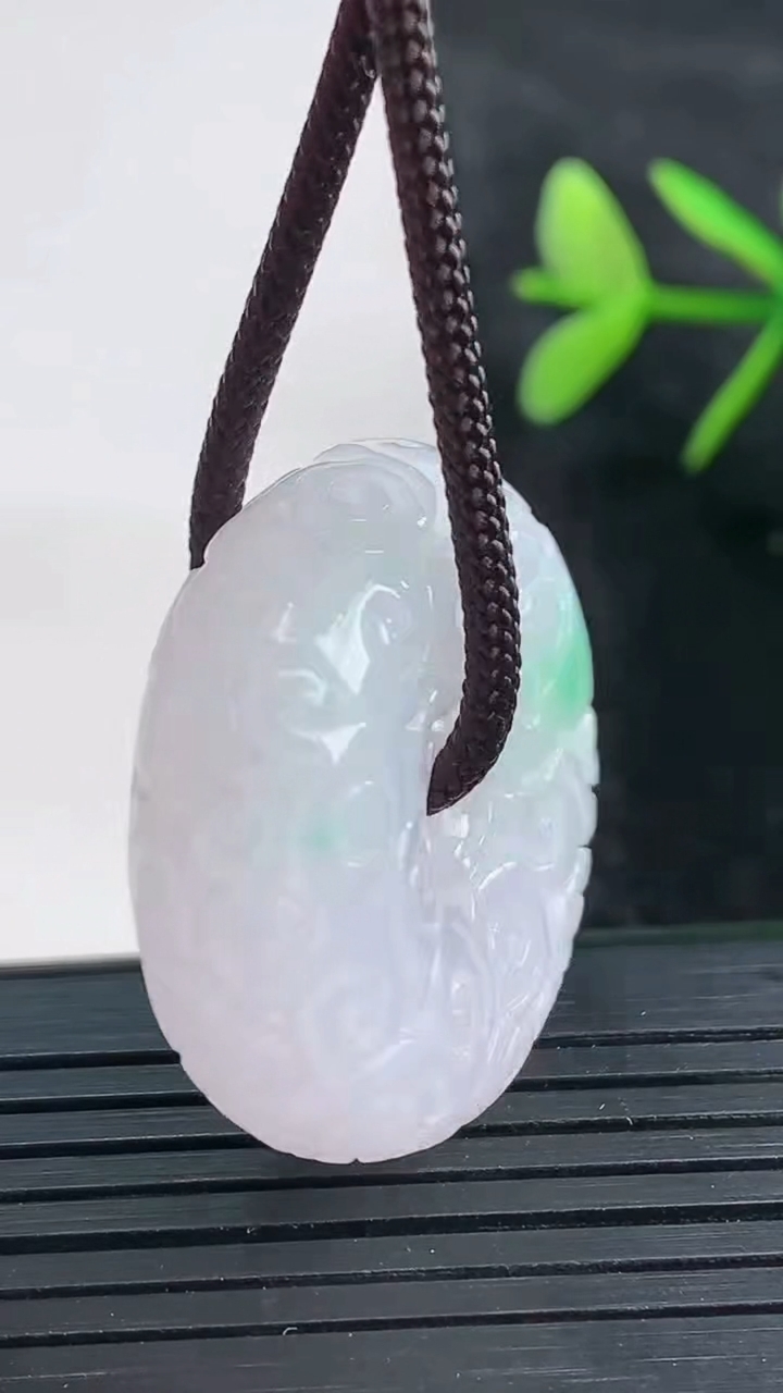 天然A货翡翠雕花平安扣吊坠尺寸29.7-10.3重量:18.21g
3月27日