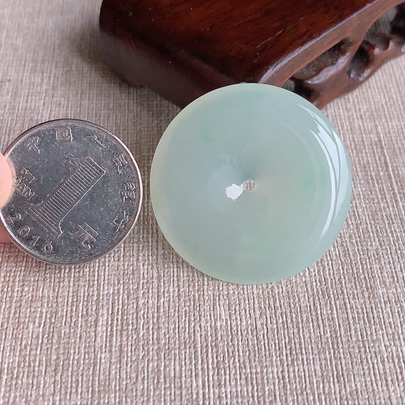 天然A货翡翠晴水平安扣吊坠 
尺寸34.2-5.2mm 重量12.85g 0326