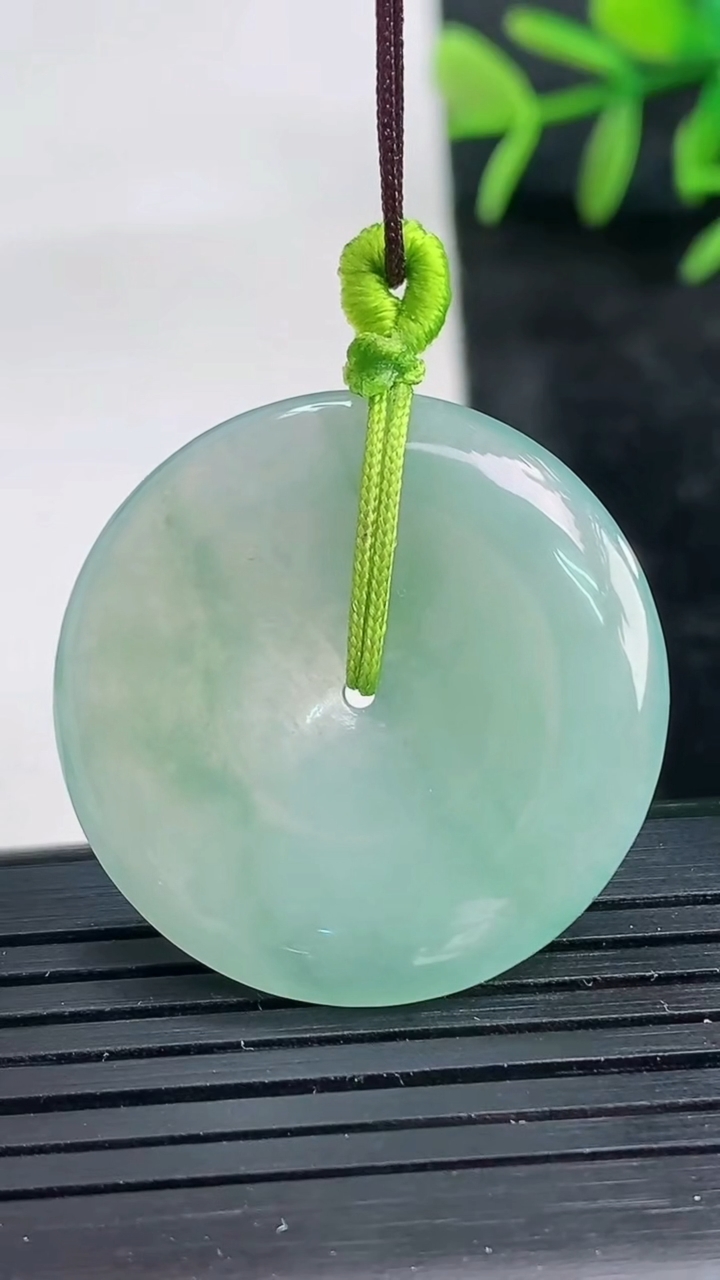 天然A货翡翠平安扣吊坠尺寸30.2-4.6重量:9.02g
3月27日