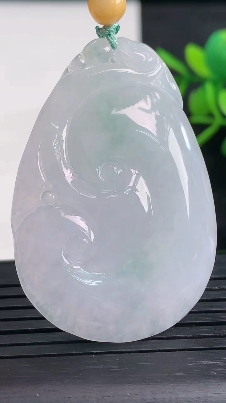 天然A货翡翠如意吊坠尺寸47.7-32.8-6重量:16.28g
3月27日