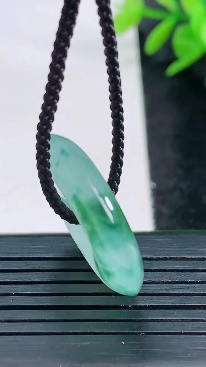 天然A货翡翠冰种飘花平安扣吊坠尺寸25.7-5.5重量:7.49g
3月27日