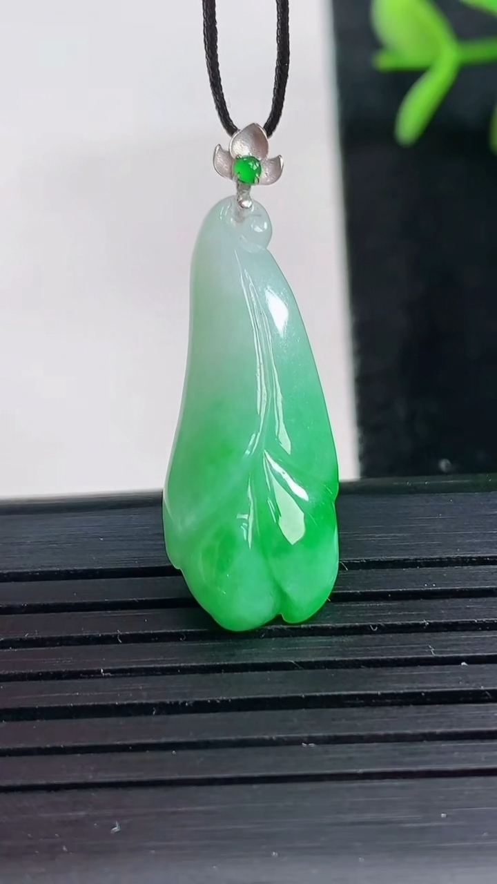 天然A货翡翠玉兰花吊坠尺寸28.7-10.8-6.1重量:3.33g
3月27日