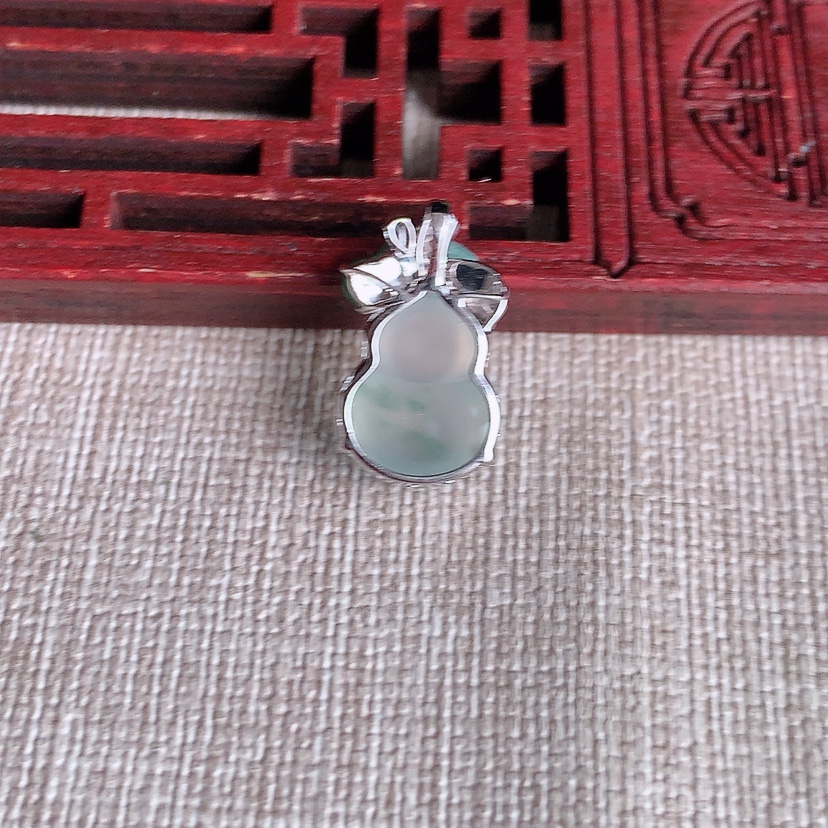 天然A货翡翠18K金伴钻镶嵌飘花葫芦吊坠 
尺寸17.8-13-10.5-6.5mm 重量1.84g