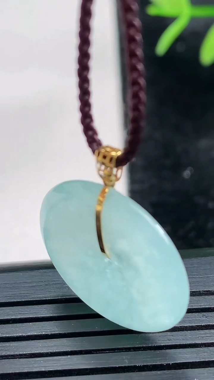 天然A货翡翠平安扣吊坠尺寸21.1-3.2重量:3.30g
3月27日