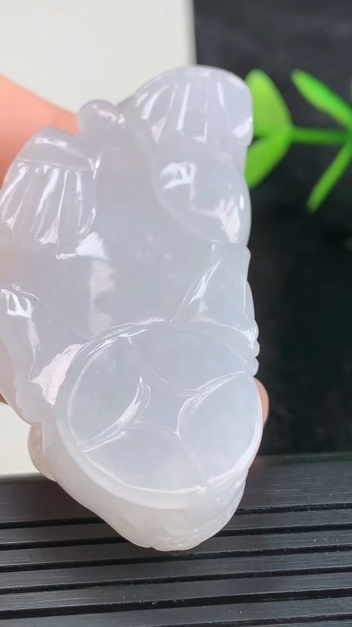 天然A货翡翠貔貅吊坠尺寸50.2-25.3-12.2重量:33.98g
3月27日