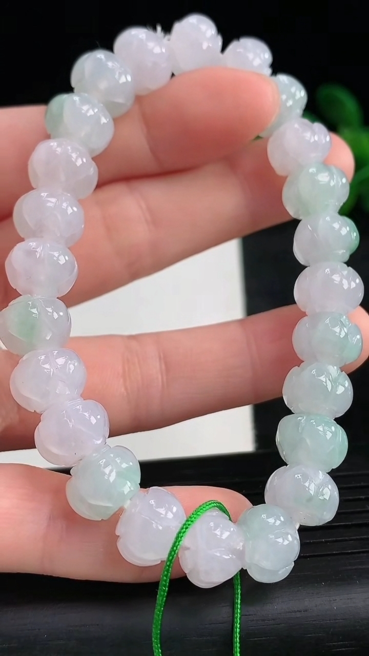 天然A货翡翠莲花手串尺寸9.8-7.3重量:29.76g3月27日
工厂直销收藏佳品,种好水足，色泽均匀，有种有色，上手高大气！