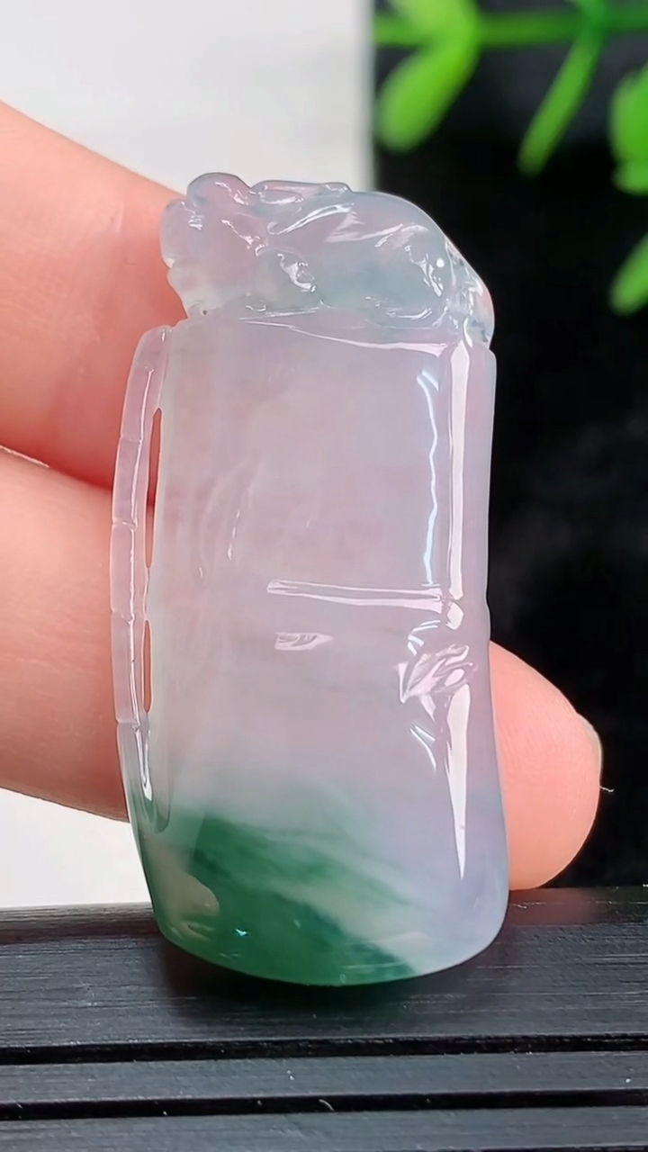 天然A货翡翠冰种飘花节节高升 竹节吊坠尺寸35.4-16.5-4.2重量:6.57g
3月27日