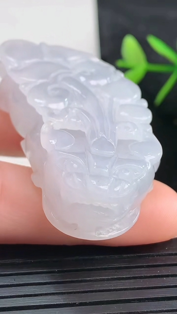 天然A货翡翠貔貅吊坠尺寸50.2-25.3-12.2重量:33.98g
3月27日