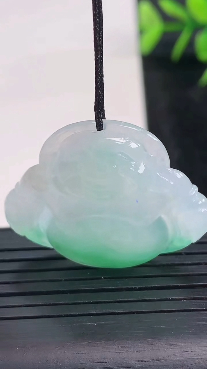 天然A货翡翠佛公吊坠尺寸27.8-33.6-6重量:7.99g
3月27日