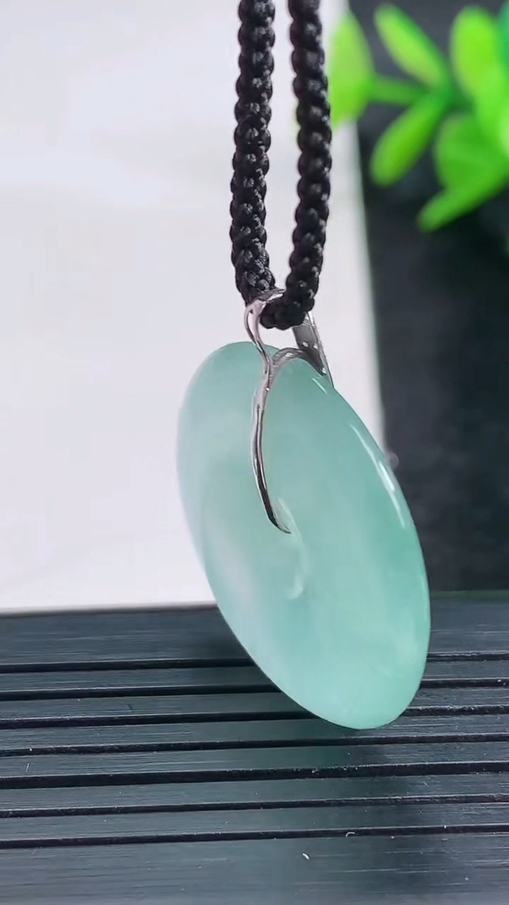 天然A货翡翠平安扣吊坠尺寸24.4-4.6重量:5.87g
3月27日