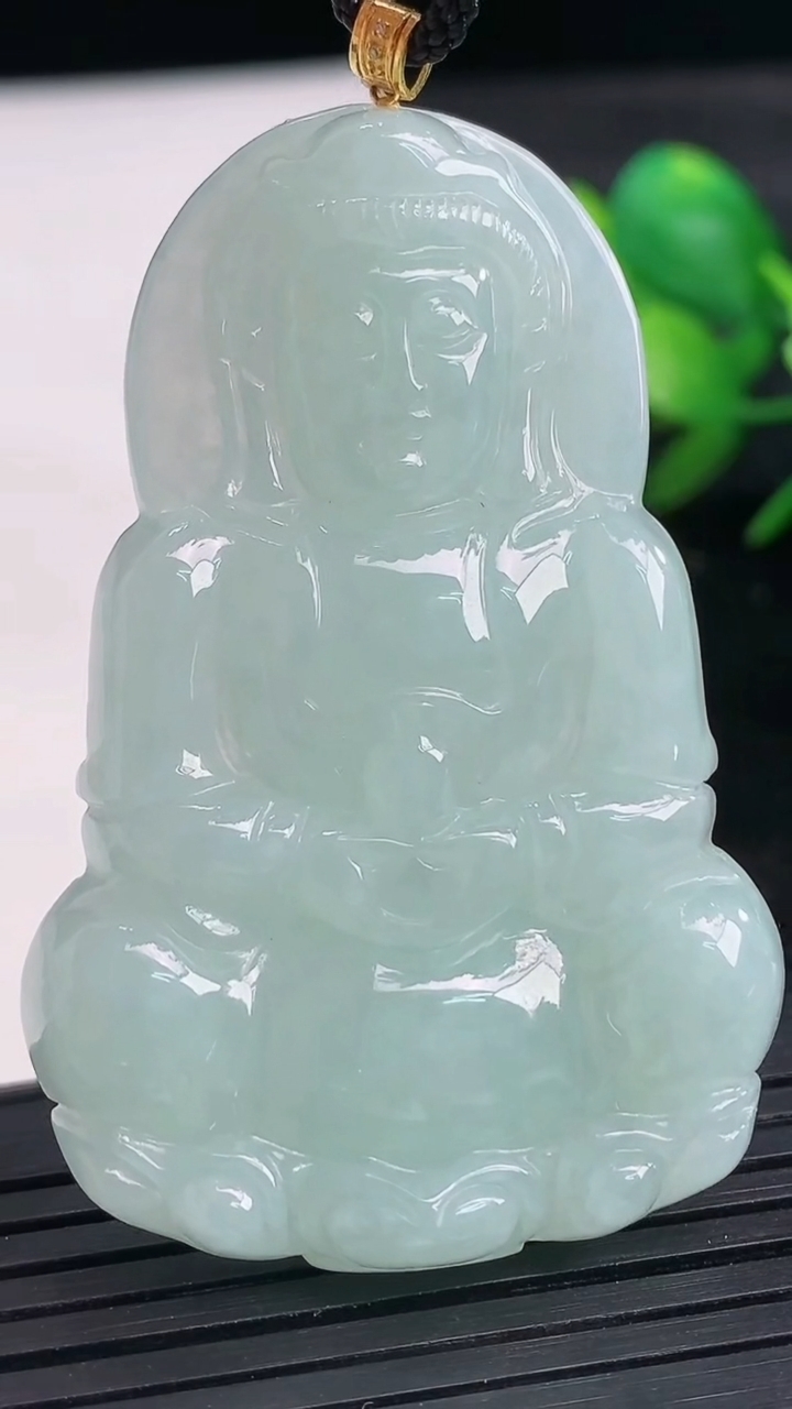天然A货翡翠观音菩萨吊坠尺寸55-36.8-6.8重量:21.95g
3月27日