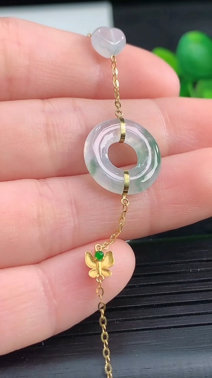 天然A货翡翠种飘花平安环手链尺寸13.6-2.7重量:1.67g
3月27日