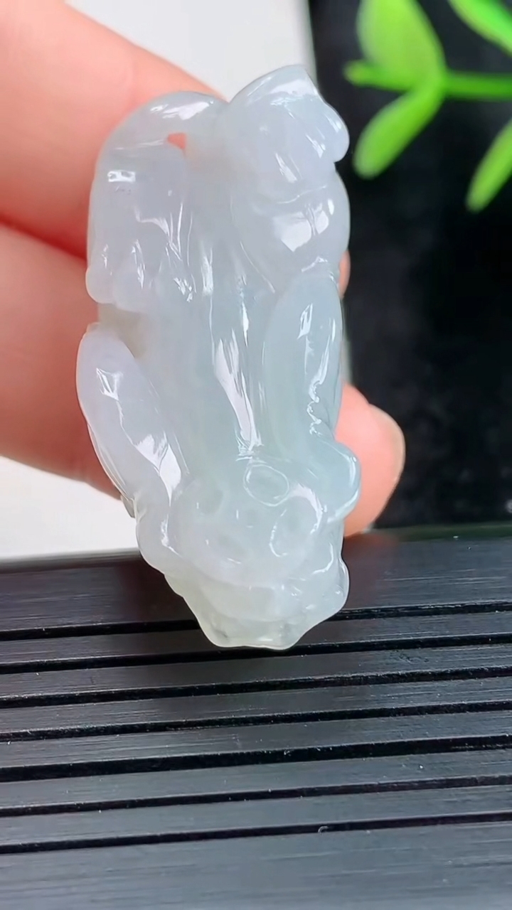 天然A货翡翠飘花貔貅吊坠尺寸34.9-16.1-12.1重量:13.26g
3月27日