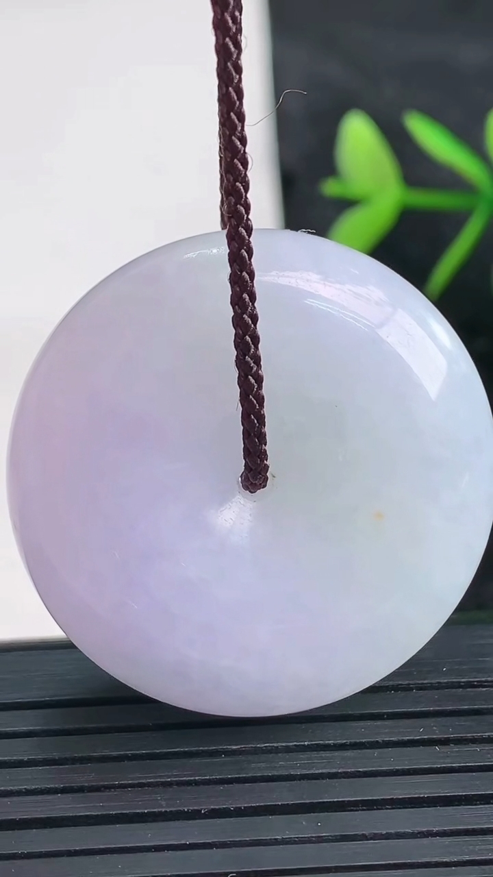 天然A货翡翠紫罗兰平安扣吊坠尺寸33.5-11.7重量:28.17g
3月27日