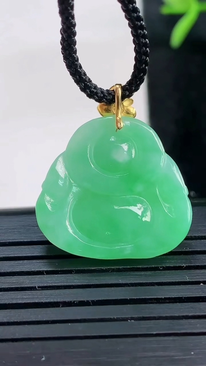 天然A货翡翠佛公吊坠尺寸20.3-21.9-5重量:4.00g
3月27日