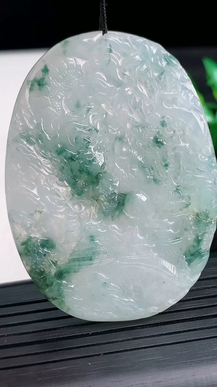 天然A货翡翠冰种飘花府上有龙 龙牌吊坠尺寸59.8-44.7-4.4重量:26.54g
3月27日