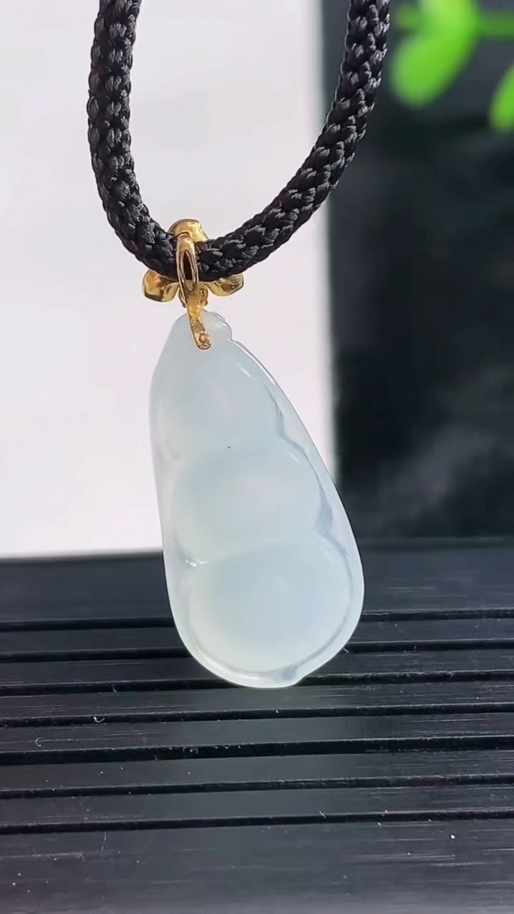 天然A货翡翠种白冰福豆吊坠尺寸23.2-10.5-5.6重量:2.16g
3月27日