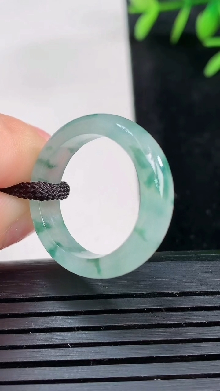 天然A货翡翠冰种飘花指环戒指尺寸18.4-5.5-3.1重量:3.40g2026年3月27日
工厂直销收藏佳品,种好水足，色泽均匀，有种有色，上手高大气！