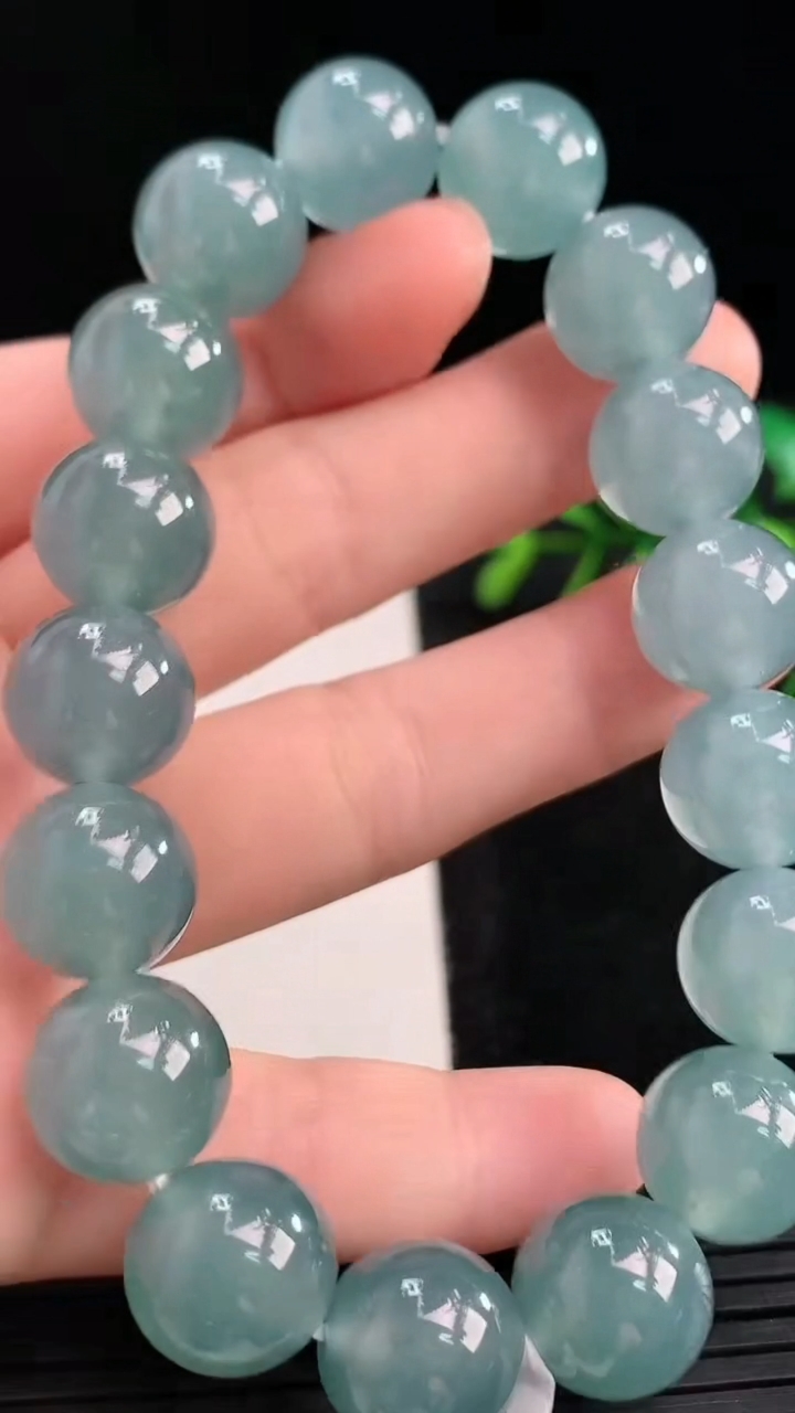 天然A货翡翠圆珠手串尺寸12.3-17颗重量:56.63g3月27日
工厂直销收藏佳品,种好水足，色泽均匀，有种有色，上手高大气！