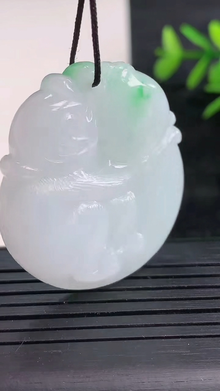 天然A货翡翠生肖猴吊坠尺寸36.9-33-6重量:16.27g
3月27日