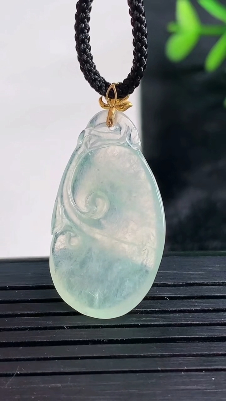 天然A货翡翠如意吊坠尺寸29.1-15.8-3.5重量:2.83g
3月27日