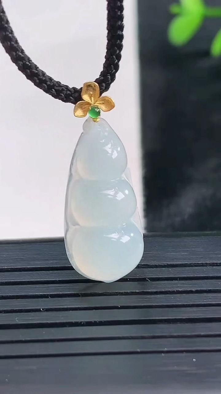 天然A货翡翠种白冰福豆吊坠尺寸23.2-10.5-5.6重量:2.16g
3月27日