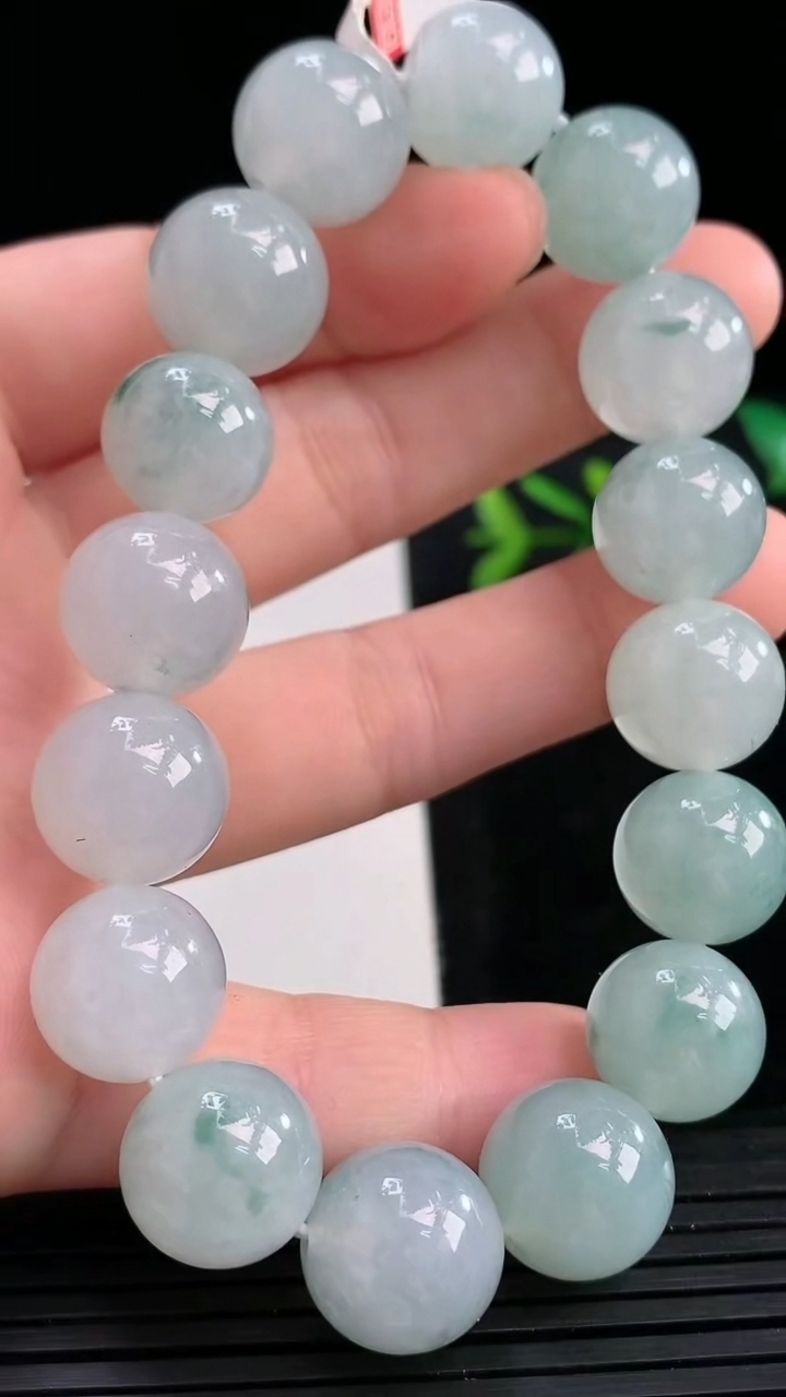 天然A货翡翠飘花圆珠手串尺寸13-16颗重量:59.74g3月27日
工厂直销收藏佳品,种好水足，色泽均匀，有种有色，上手高大气！
