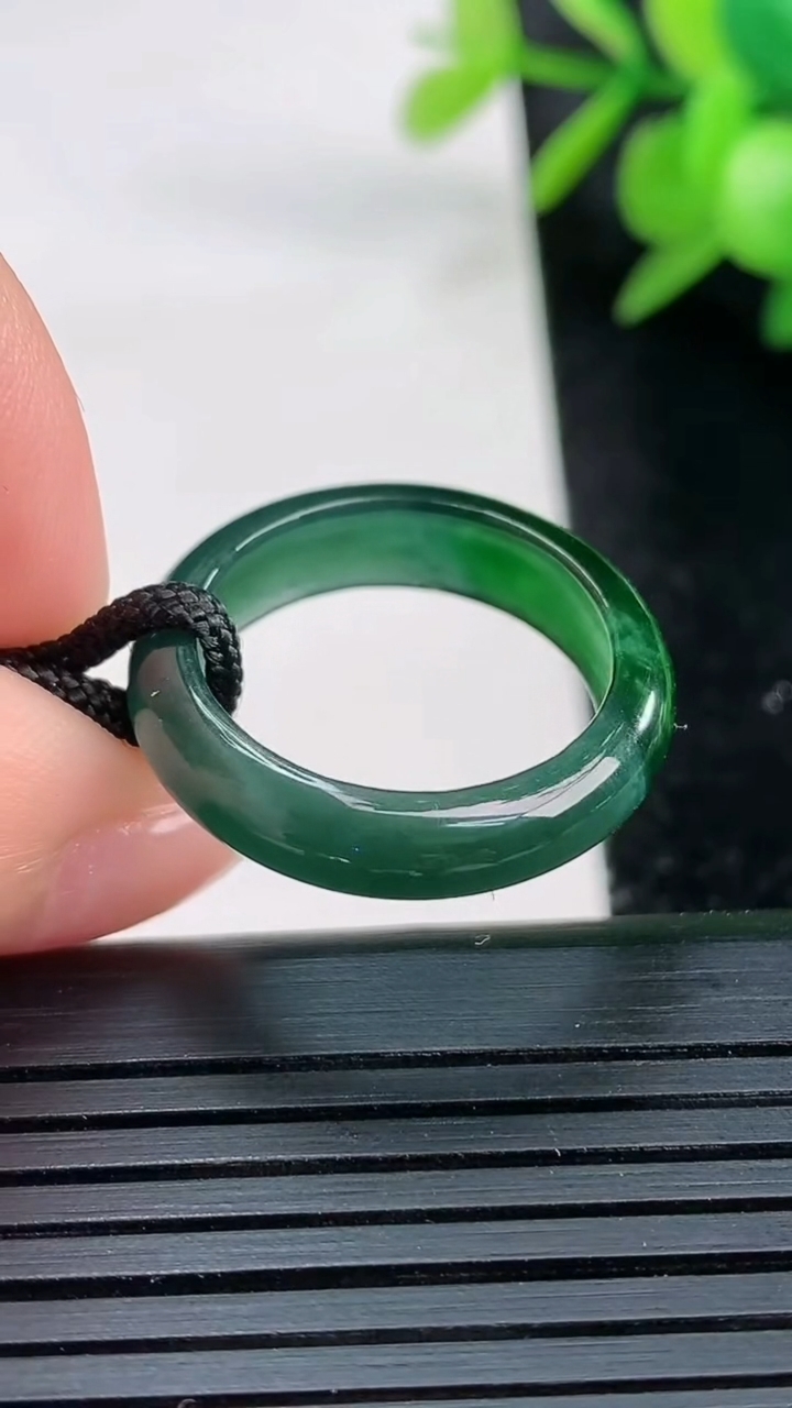 天然A货翡翠指环戒指尺寸18.6-5.5-3重量:2.39g2026年3月27日
工厂直销收藏佳品,种好水足，色泽均匀，有种有色，上手高大气！