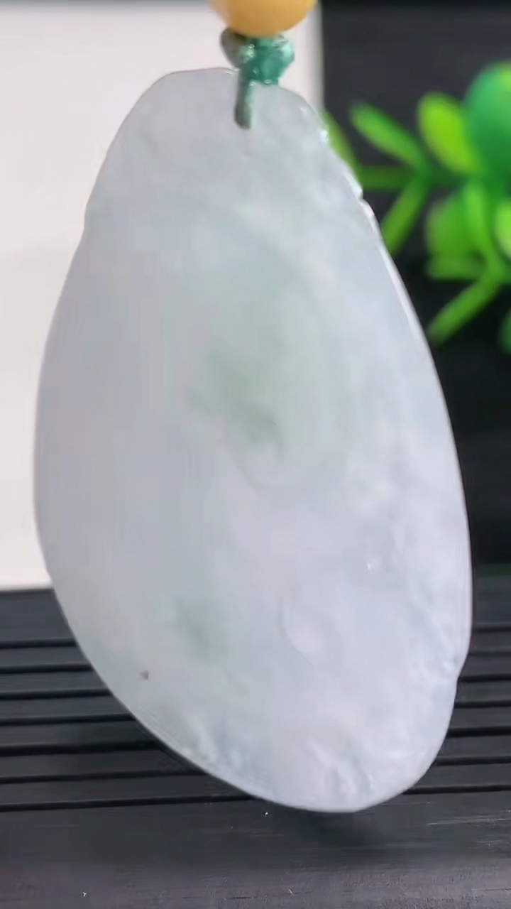 天然A货翡翠如意吊坠尺寸47.7-32.8-6重量:16.28g
3月27日