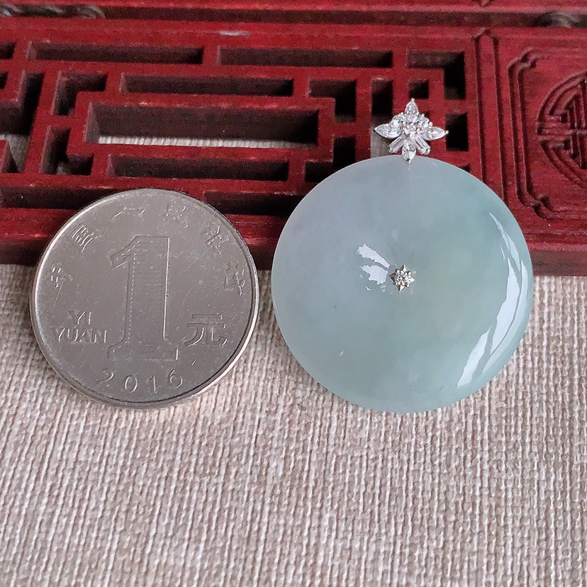 天然A货翡翠18K金伴钻镶嵌晴水平安扣吊坠 
尺寸34.5-28-5mm 重量8.83g 0326