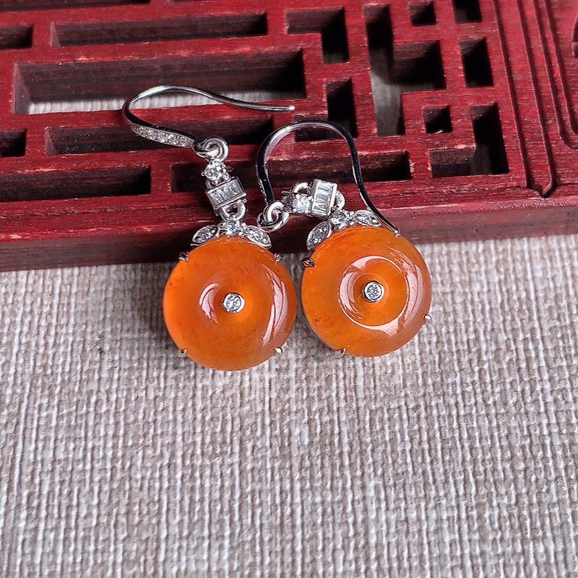 天然A货翡翠18K金伴钻镶嵌红翡平安扣耳坠 
尺寸11.3-5.5mm 重量4.58g 0326