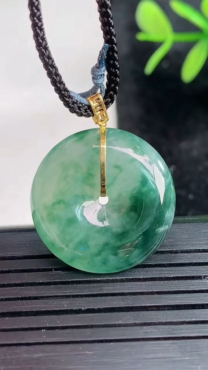 天然A货翡翠18K金飘花平安扣吊坠尺寸22.7-5.5重量:6.18g
3月27日