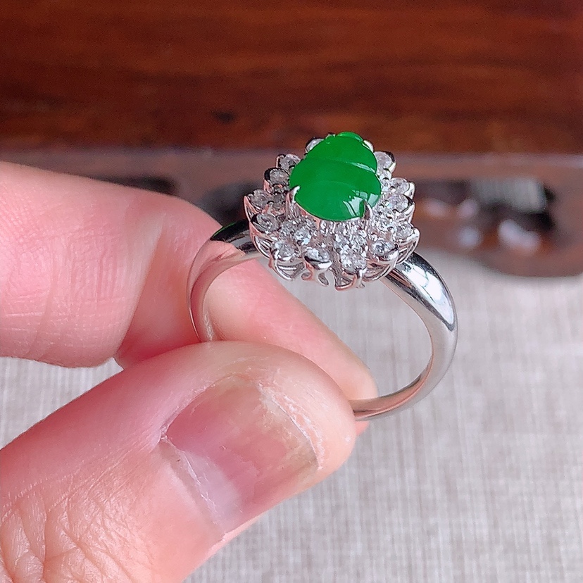 天然A货翡翠18K金伴钻镶嵌阳绿葫芦戒指 圈口17.5裸石
尺寸8-6mm 重量3.55g 0326