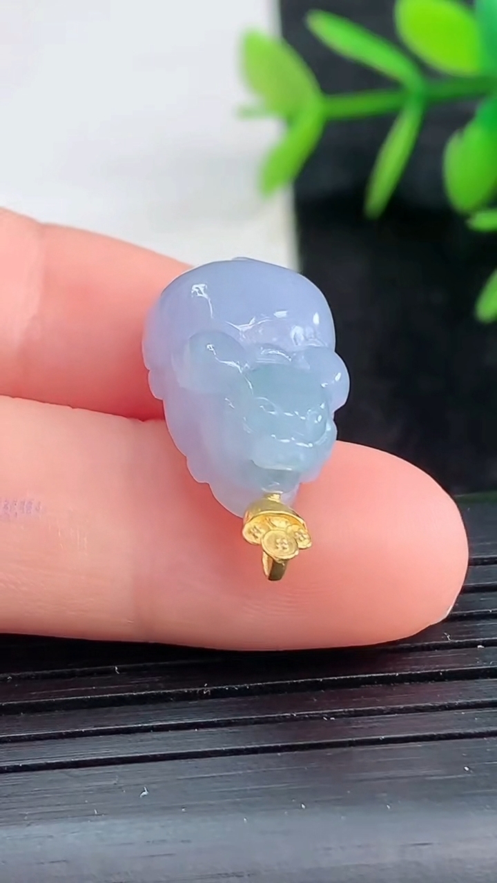 天然A货翡翠18K金紫罗兰生肖猪吊坠尺寸17-11.7-7.5重量:3.15g
3月27日