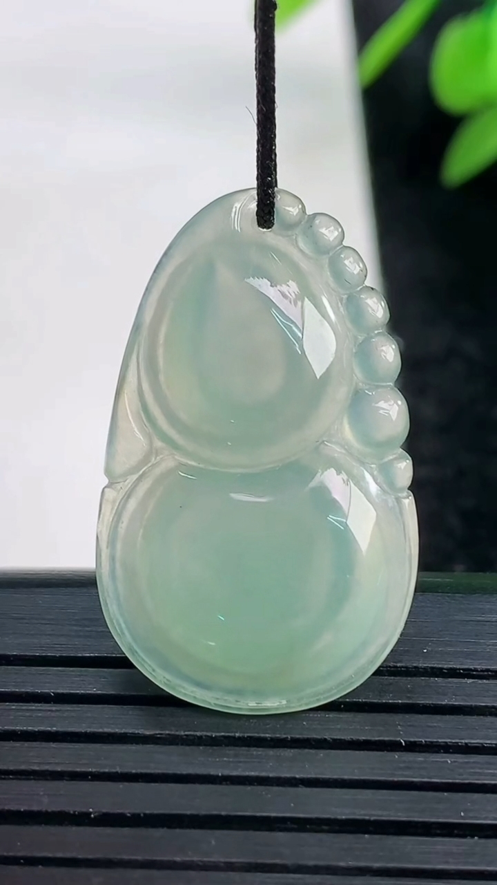 天然A货翡翠葫芦吊坠尺寸29.5-18.1-4.5重量:3.65g
3月27日