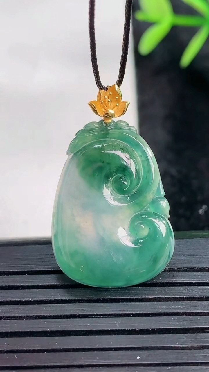 天然A货翡翠18K金飘花如意吊坠尺寸24.4-18.1-3.7重量:3.23g
3月27日