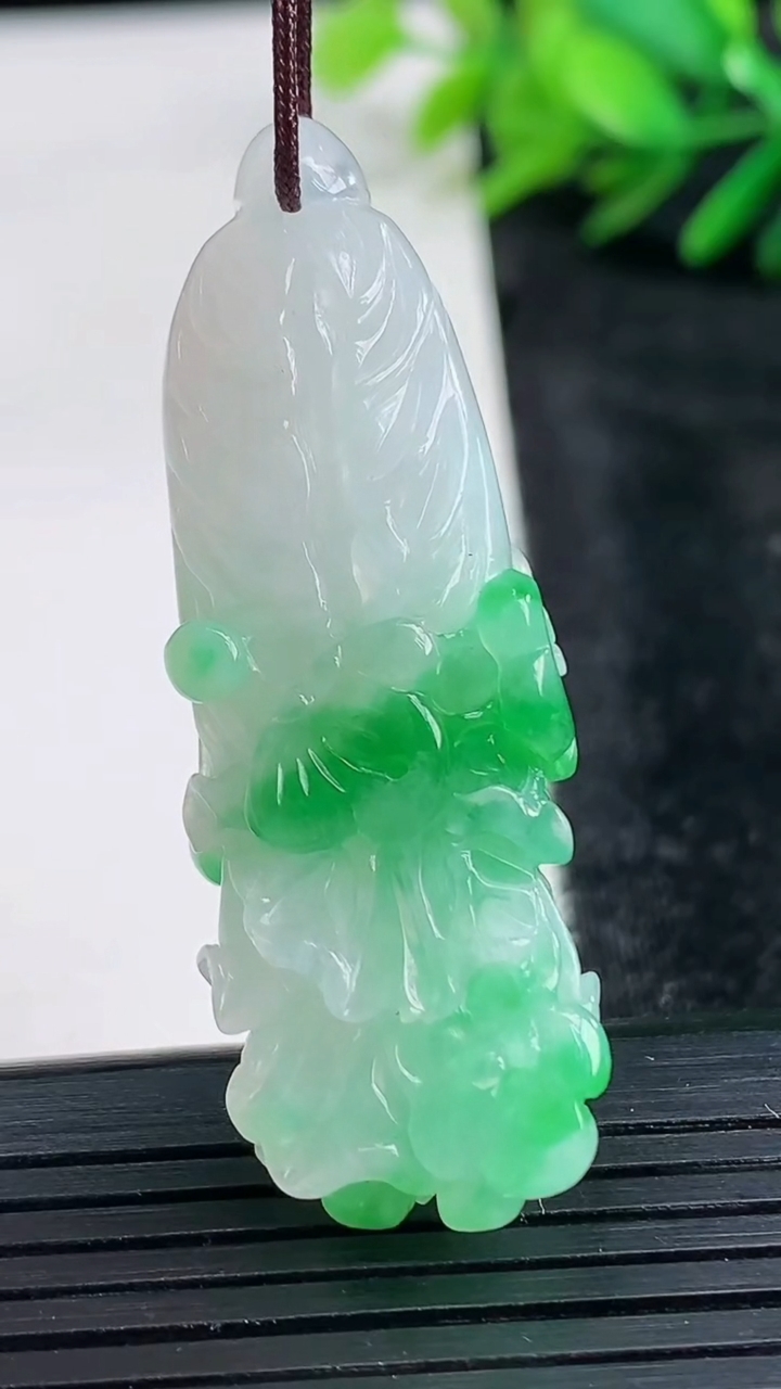 天然A货翡翠白菜吊坠尺寸49.5-16.4-10.1重量:14.18g
3月27日