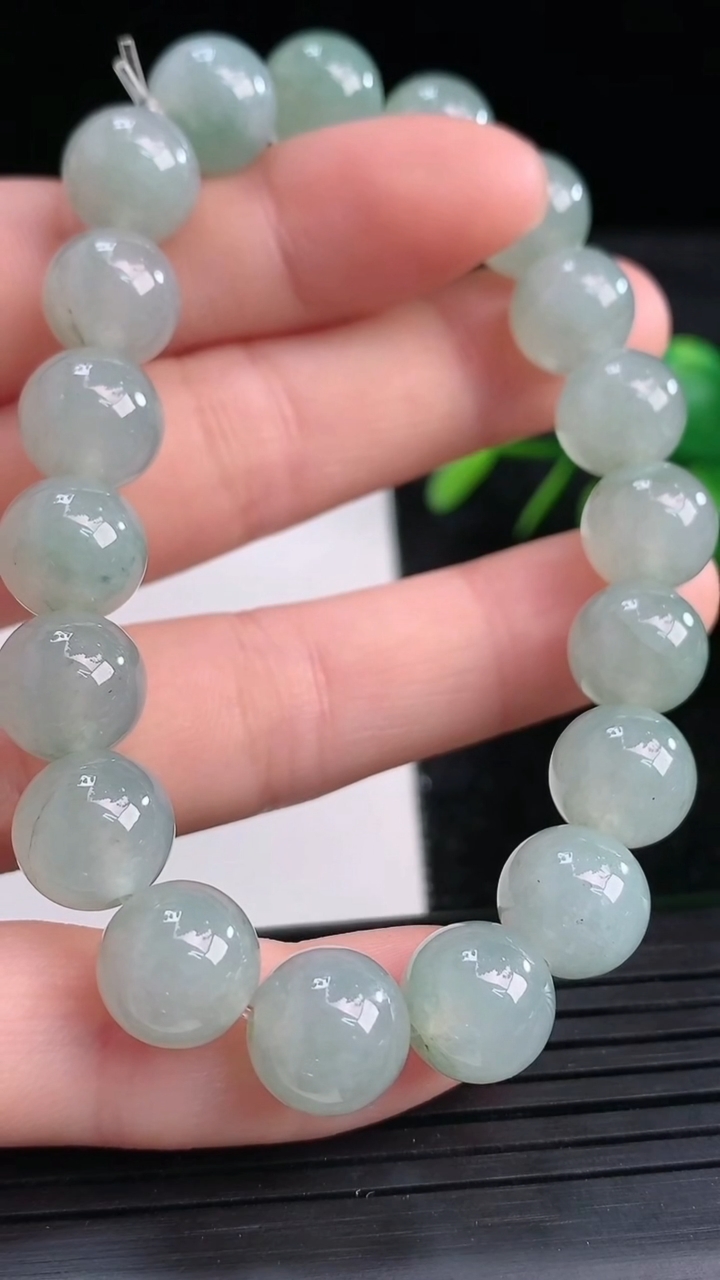 天然A货翡翠飘花圆珠手串尺寸9.7-19颗重量:31.11g3月27日
工厂直销收藏佳品,种好水足，