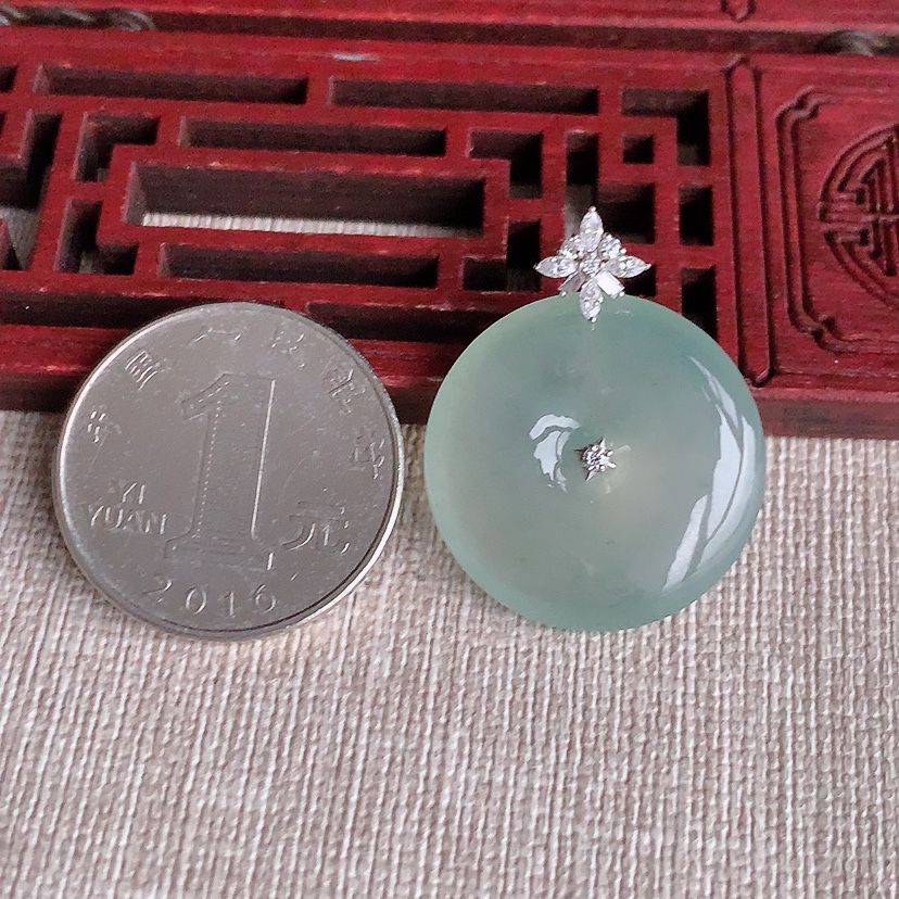 天然A货翡翠18K金伴钻镶嵌晴水平安扣吊坠 
尺寸30-24-5mm 重量6.40g 0326