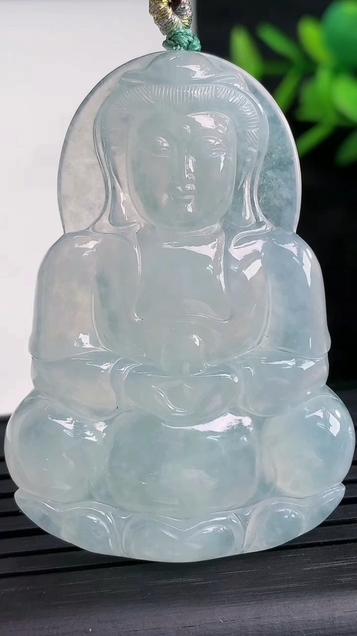 天然A货翡翠观音菩萨吊坠尺寸51-35.8-5.2重量:16.84g
3月27日