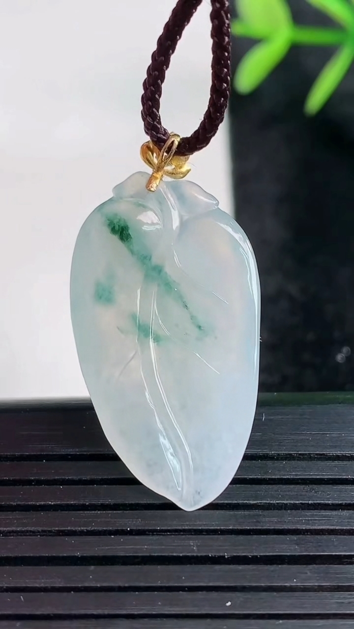 天然A货翡翠18K金飘花金枝玉叶 叶子吊坠尺寸29.5-16.5-4.5重量:3.45g
3月27日