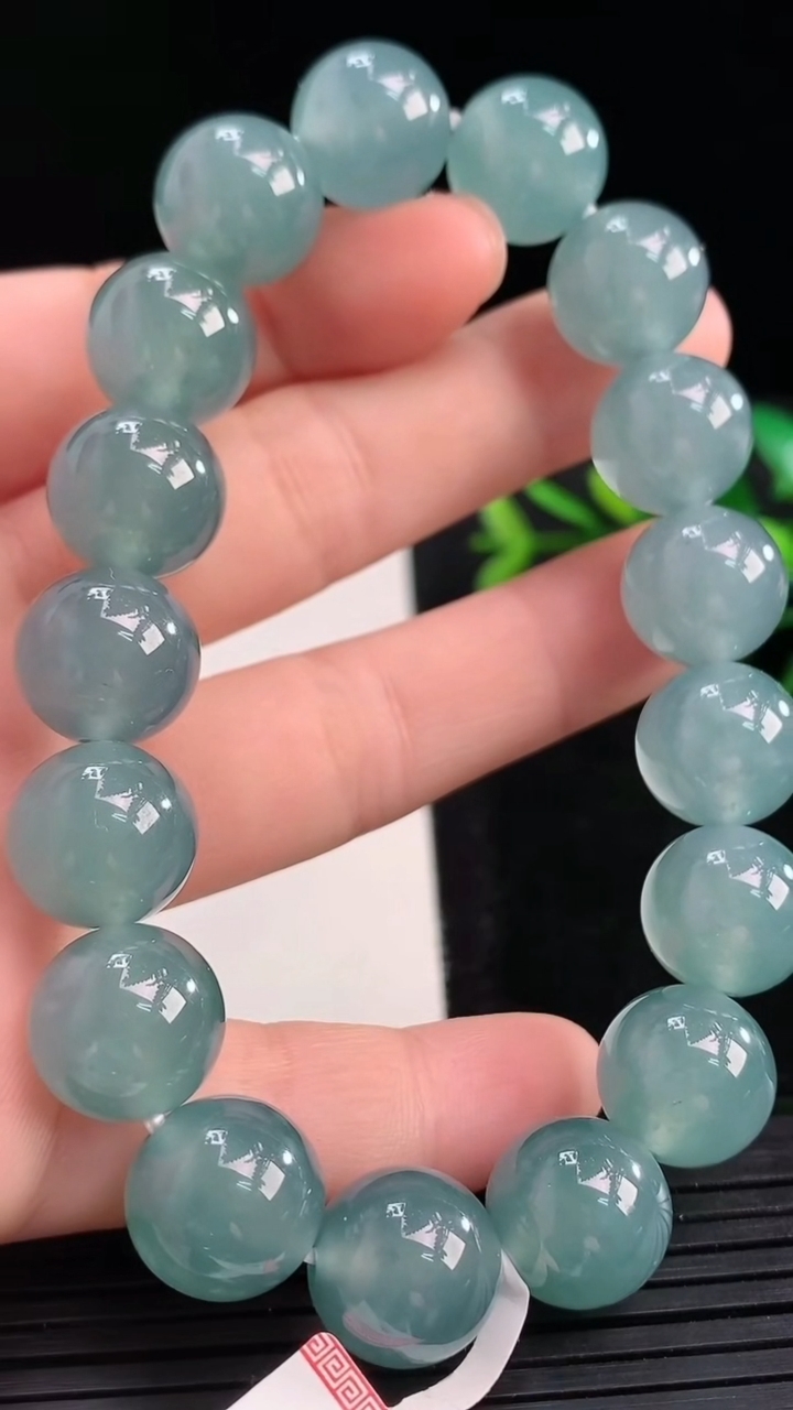 天然A货翡翠圆珠手串尺寸12.3-17颗重量:56.63g3月27日
工厂直销收藏佳品,种好水足，色泽均匀，有种有色，上手高大气！