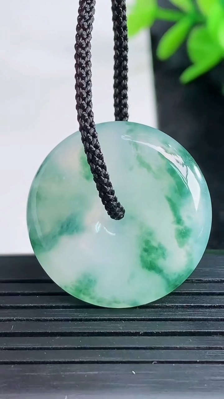 天然A货翡翠冰种飘花平安扣吊坠尺寸25.7-5.5重量:7.49g
3月27日