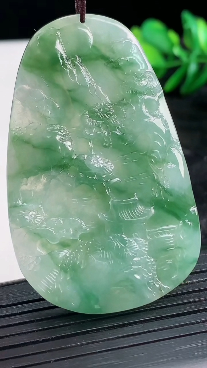 天然A货翡翠山水牌吊坠尺寸59-37-7.6重量:29.61g
3月27日