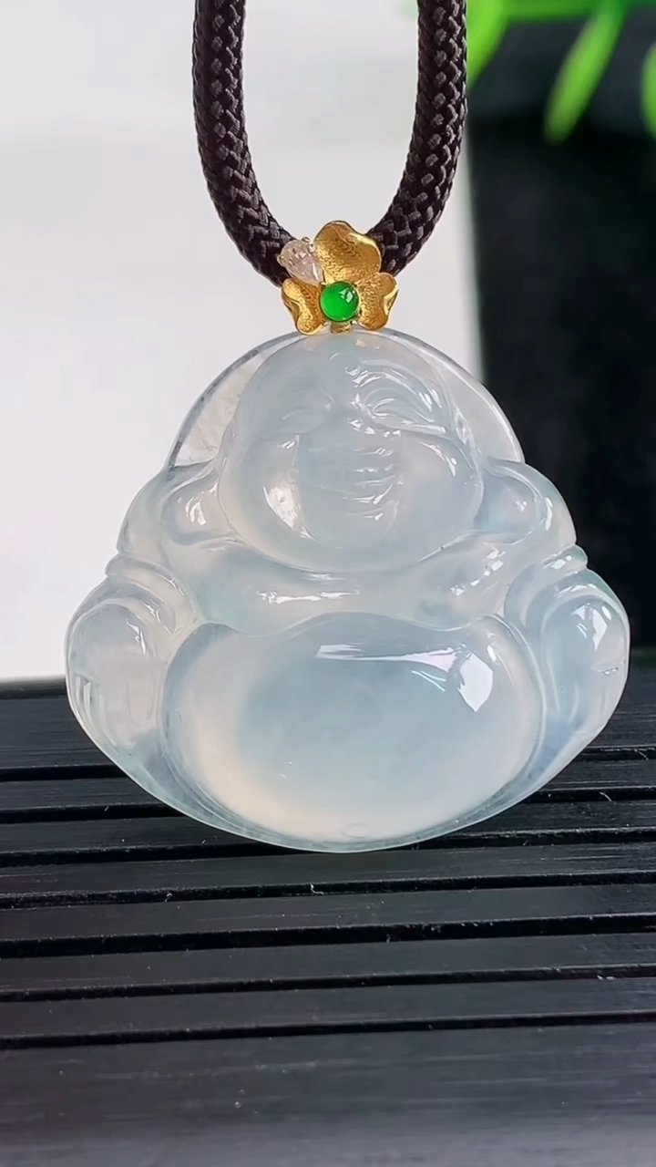 天然A货翡翠种白冰佛公吊坠尺寸24.1-25.8-6.1重量:5.91g
3月27日