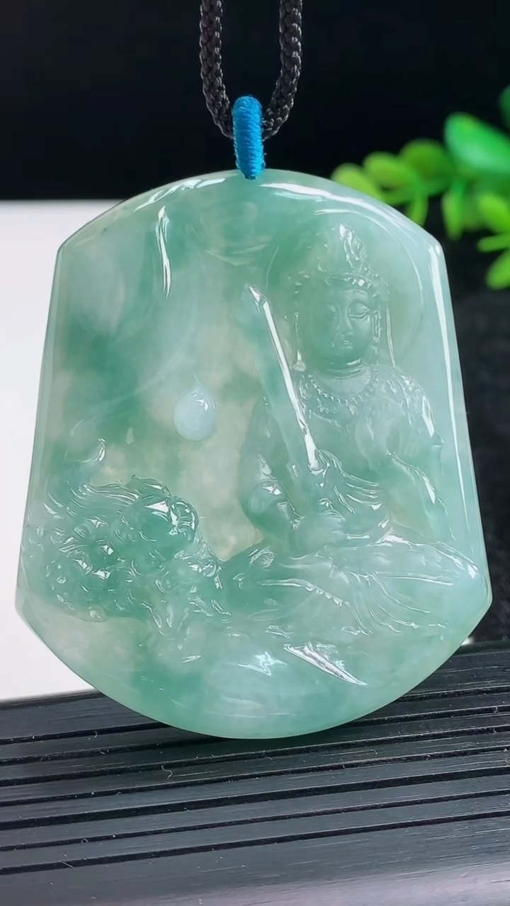 天然A货翡翠文殊菩萨吊坠尺寸55.9-46.7-5.9重量:34.40g
3月27日